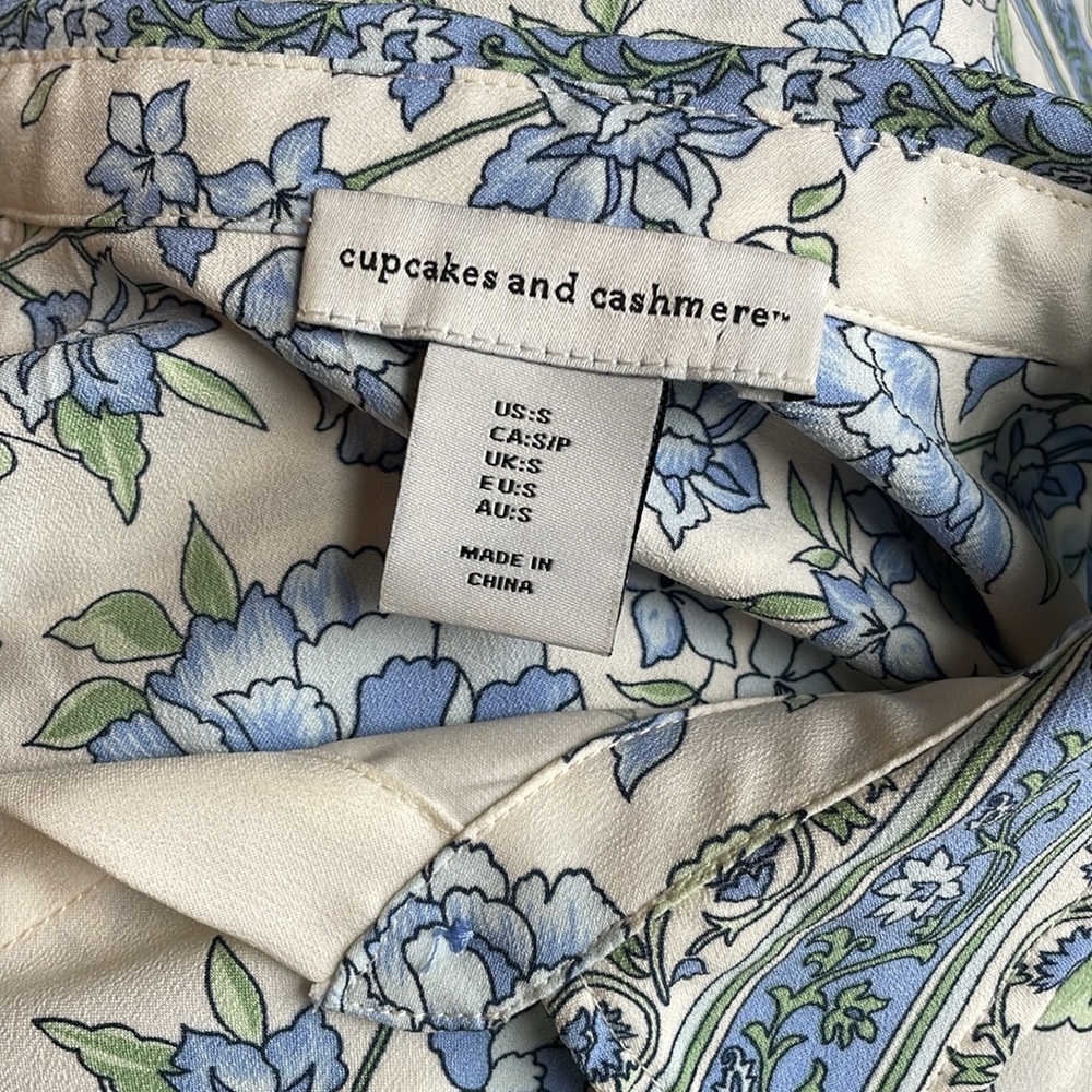 Cupcakes and Cashmere blouse - Picture 6 of 6